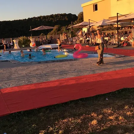 Acquella Inn *